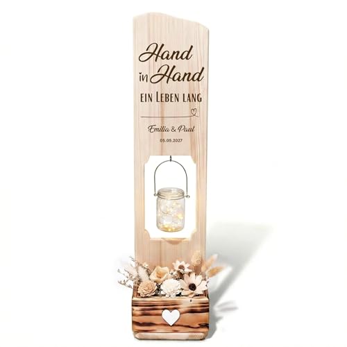 Personalisiertes Hochzeitsgeschenk aus Holz – „Hand in Hand ein Leben lang“ | Holzaufsteller mit Namen & Datum graviert, Laterne & Blumenkasten