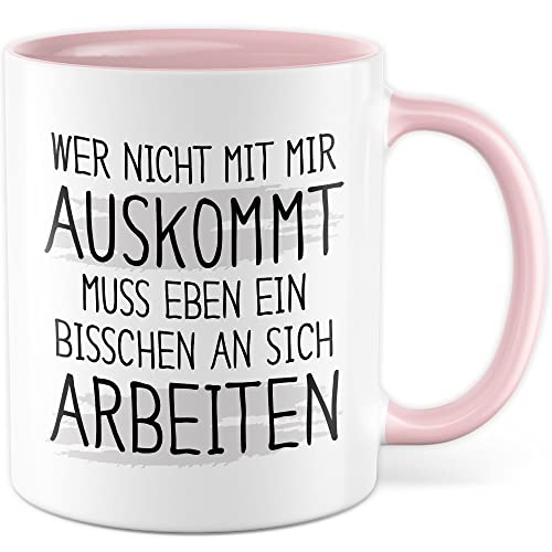 Tasse Humor Geschenk, Wer nicht mit mir auskommt muss halt ein bisschen an sich arbeiten Geschenkidee Kaffeetasse mit Spruch lustig Kaffee-Becher Witztasse Teetasse witzige Tasse (Weiß/Pink)