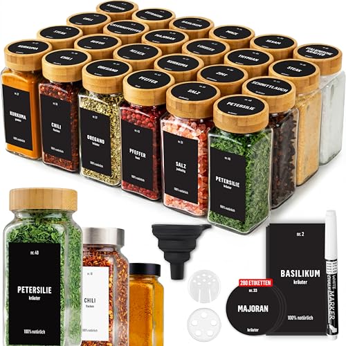Deco Haus® Gewürzgläser eckig mit Holzdeckel 24er Set [+ Etiketten & Streueinsatz] - Gewürzdosen Set Glas - Gewürzbehälter Spice Jars - Aufbewahrung - Behälter für Gewürze - Gewürzaufbewahrung