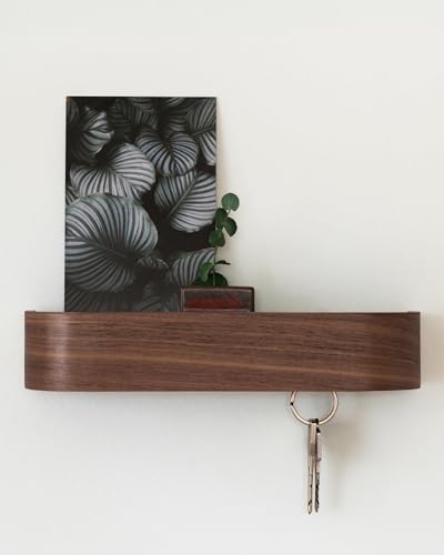 Kazai. Schlüsselbrett 'Fyndig' | Minimalistisches Schlüsselhaken-Design aus Berlin | Moderner Schlüsselhalter mit Ablage aus Holz | Schlüsselregal als Flur Möbel für die Wand | Walnuss